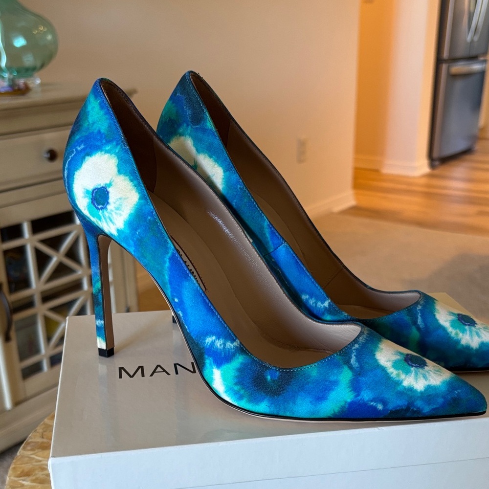 Manolo Blahnik Vibrant Blue and White Heels. Brand New.